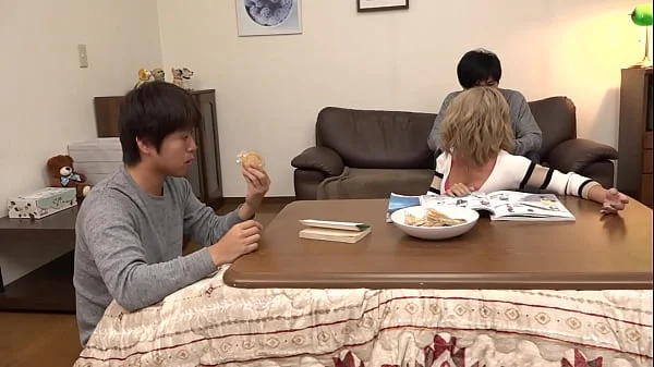 こたつの中の無防備な下半身に我慢できずイタズラ！派手な見た目のくせに周りを気にして声を押し殺し悶えるギャル【パート2】